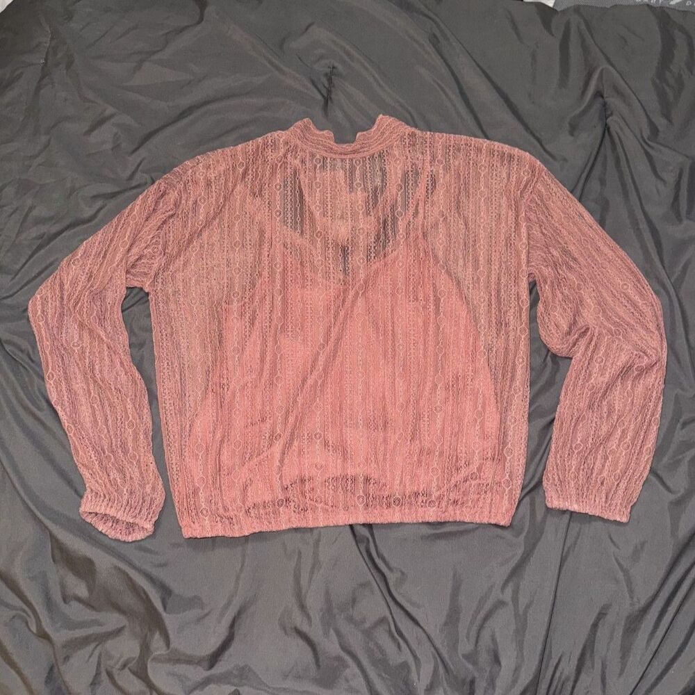 Red by BKE Women's Sheer Lace Top Medium Dusty Rose Long Sleeve Keyhole Back